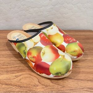 Dala Clogs Colorful Apple Print Shoes Women's 39 US 8 Chunky Heel Wood Base